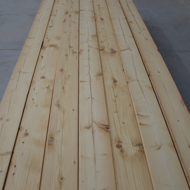 Vuren planken gezaagd uit oude balken