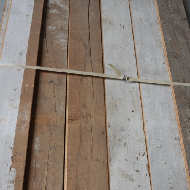 Vuren planken gezaagd uit oude balken 