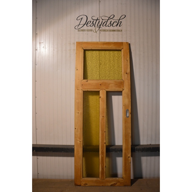 Oude paneeldeur met drie panelen