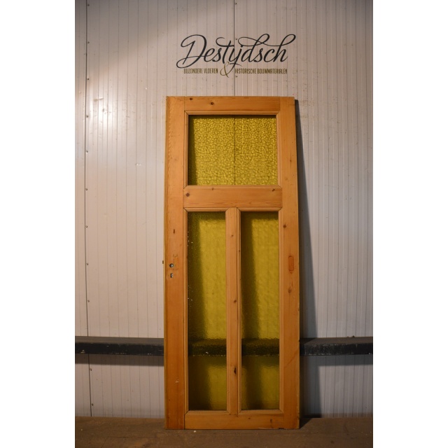 Oude paneeldeur met drie panelen