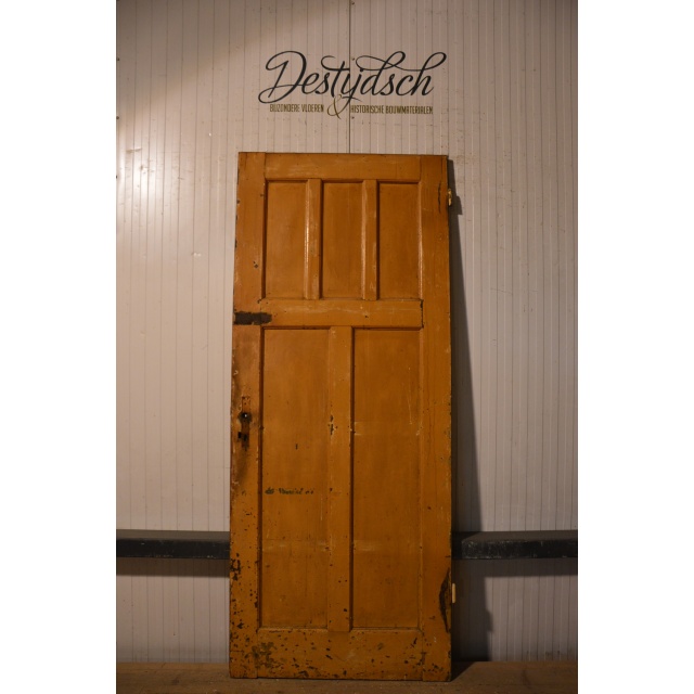 Oude vijfvaks paneeldeur opdek 
