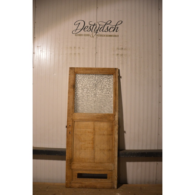 Oude geloogde deur met glas  