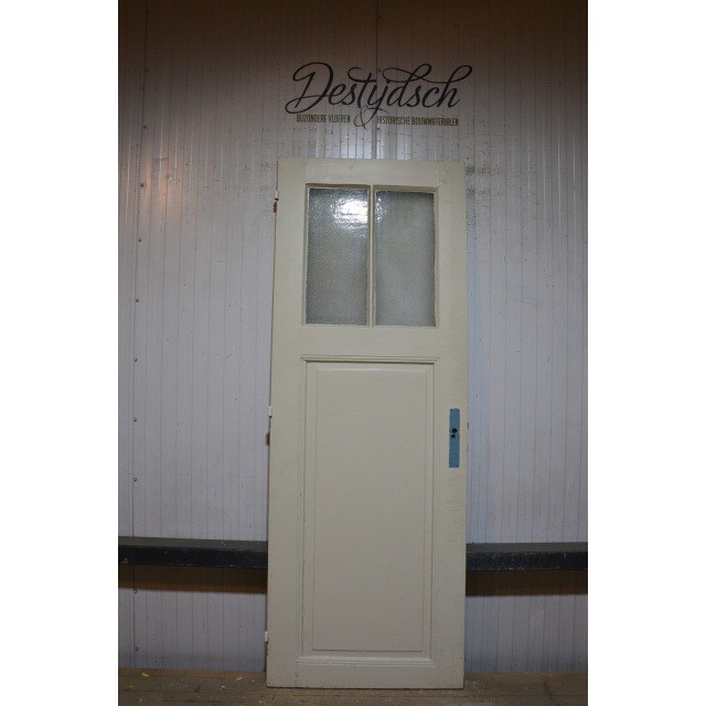 Oude drievaks paneeldeur met glas      