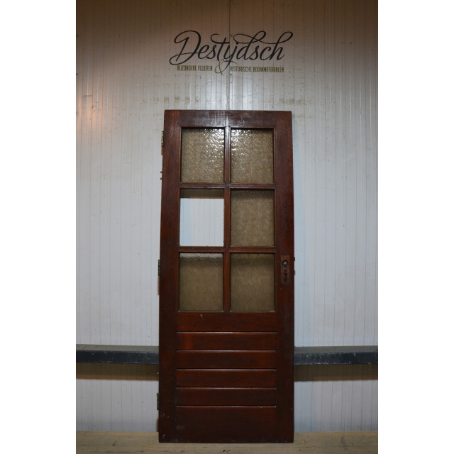 Oude buitendeur met glas