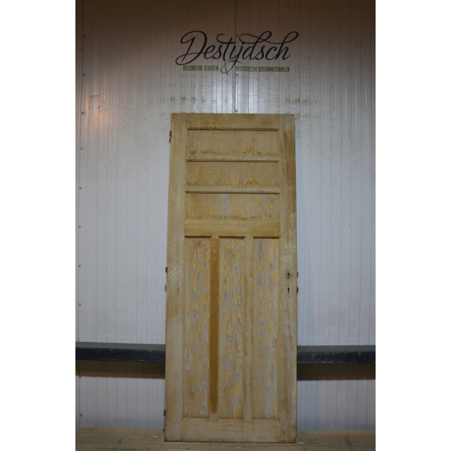 Oude geloogde deur  