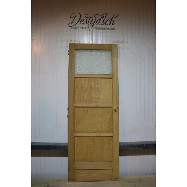Oude geloogde deur met glas    