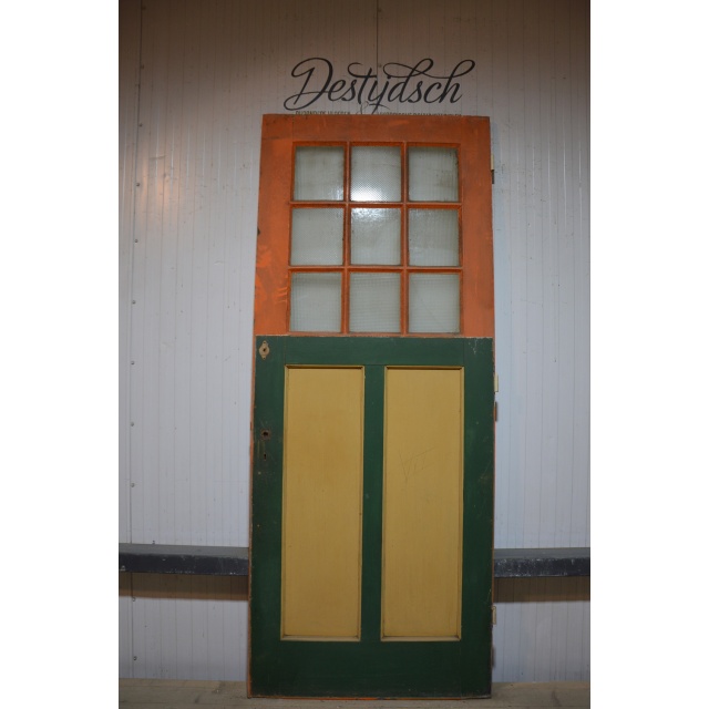 Oude paneeldeur met glas  