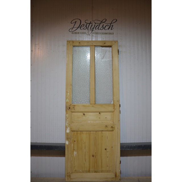 Oude geloogde deur met glas