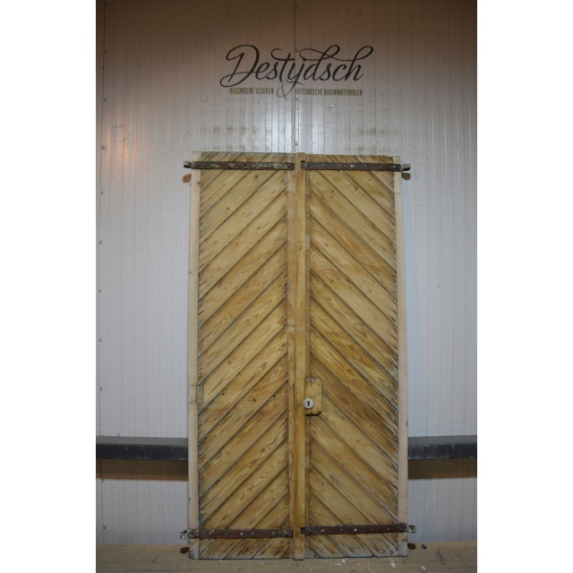 Set oude geloogde luiken 