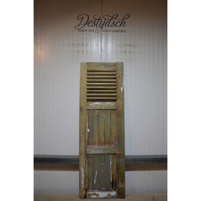 Oud geloogd louvreluik 