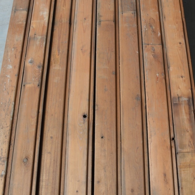 oude grenen planken met profiel