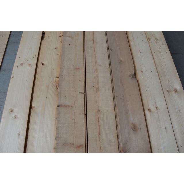 Vuren planken gezaagd uit oude balken 