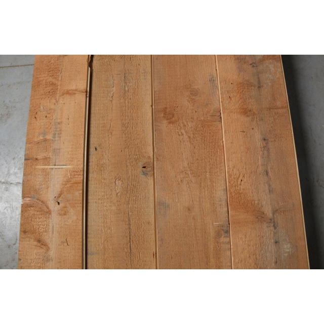 Vuren planken gezaagd uit oude balken met oude buitenkanten  