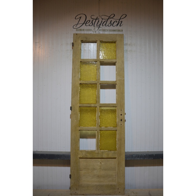 Oude geloogde eiken deur met glas