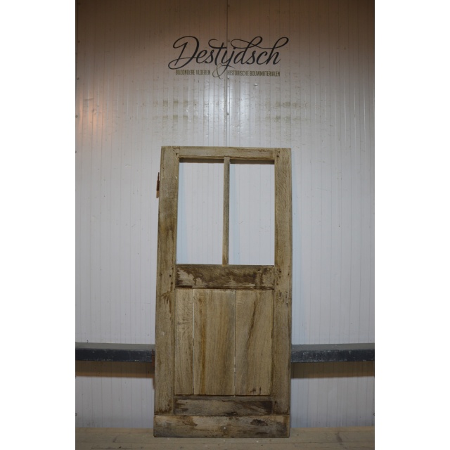 Oude geloogde deur zonder glas 