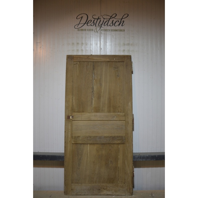 Oude geloogde eiken deur  