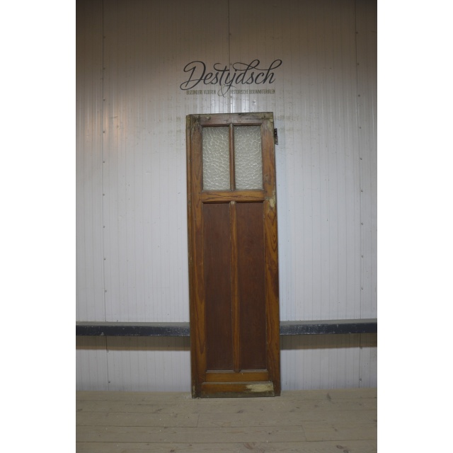 Oude paneeldeur met glas