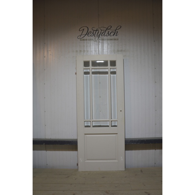 Oude opdekpaneeldeur met glas 