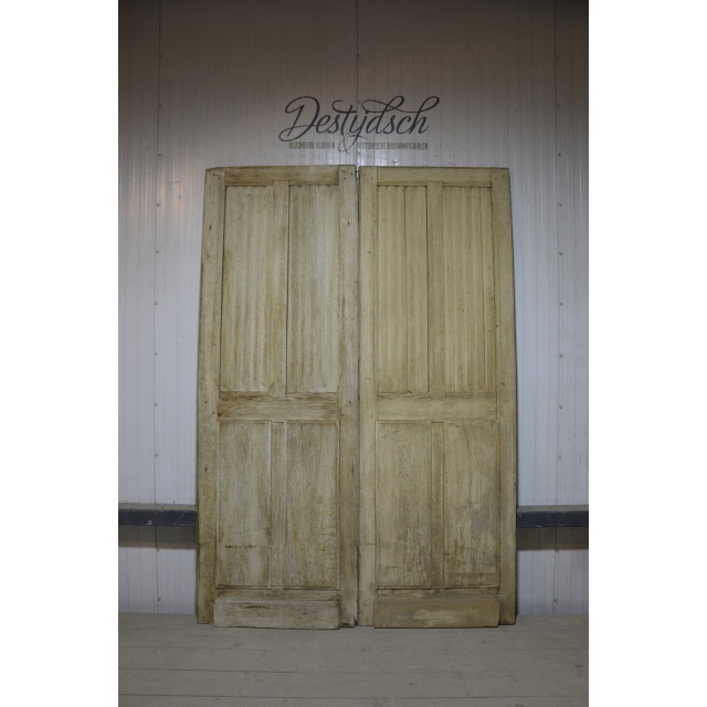 Set oude geloogde deuren