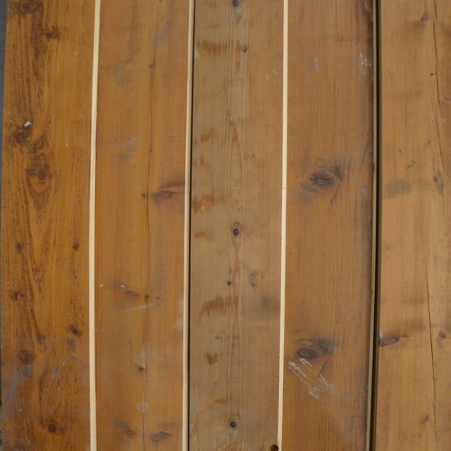 Vuren planken gezaagd uit oude balken met oude buitenkanten