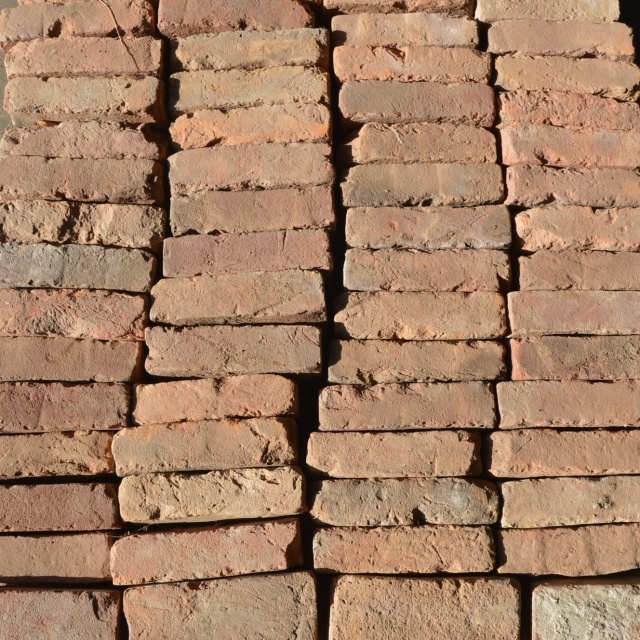 Oude gebikte vormbak stenen 