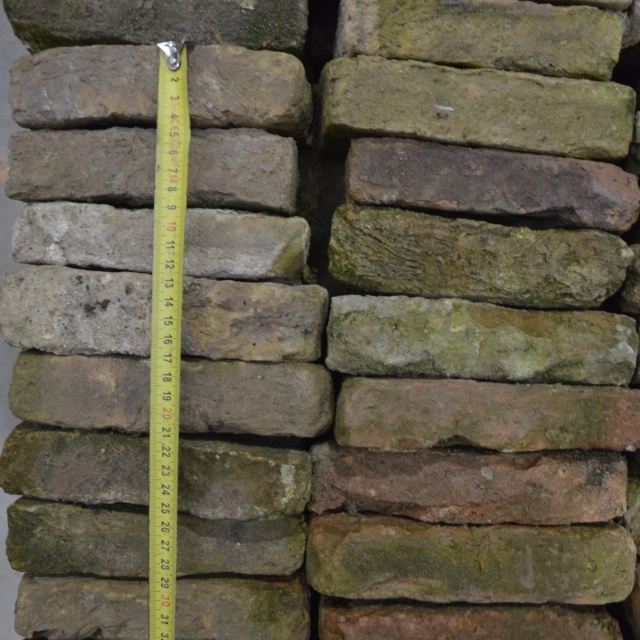 Oude gebikte handvorm metselstenen 