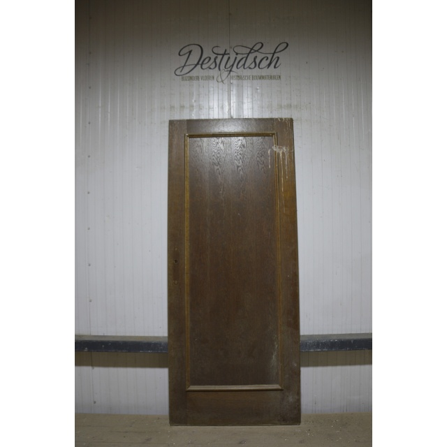 Oude opdekpaneeldeur met 1 vak 