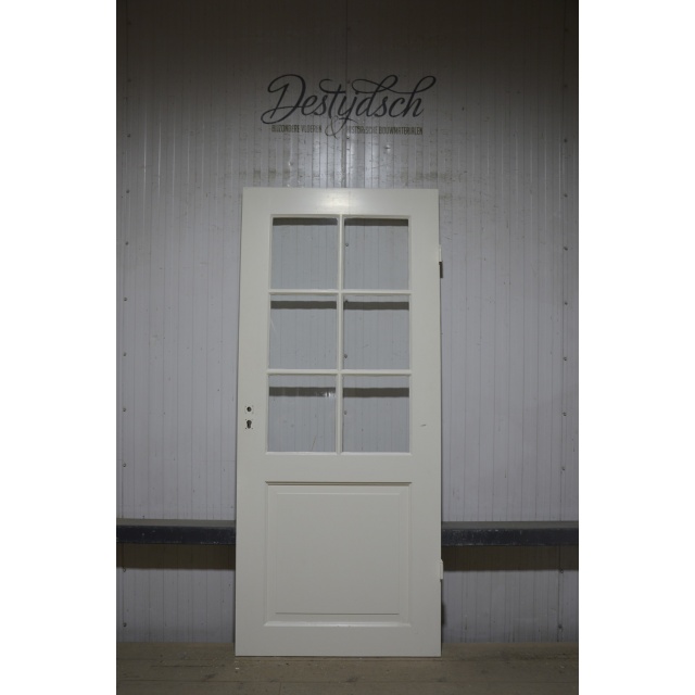 Oude paneeldeur met glas  