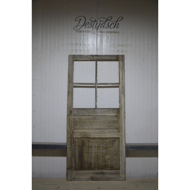 Oude geloogde eiken deur met ruitverdeling