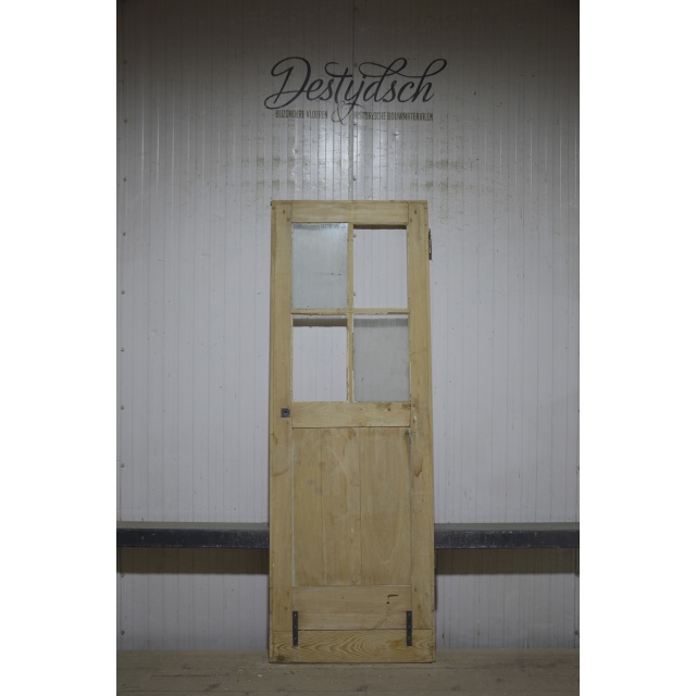 Oude geloogde opdekdeur met ruitverdeling