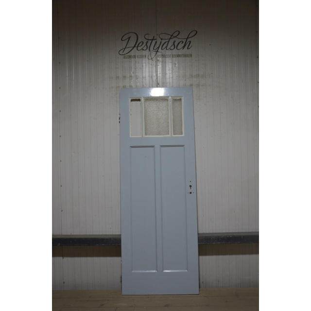 Oude drievaks paneeldeur met ruitjes 