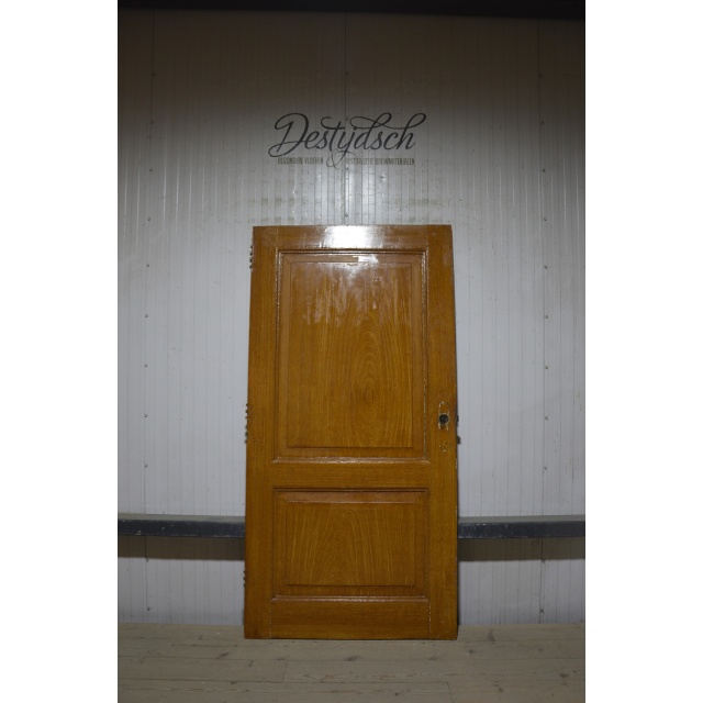 Oude klassieke tweevaks paneeldeur 