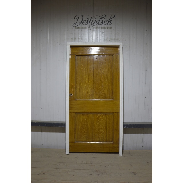 Oude staldeur met kozijn 