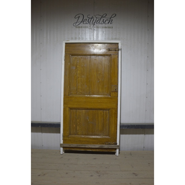 Oude staldeur met kozijn 