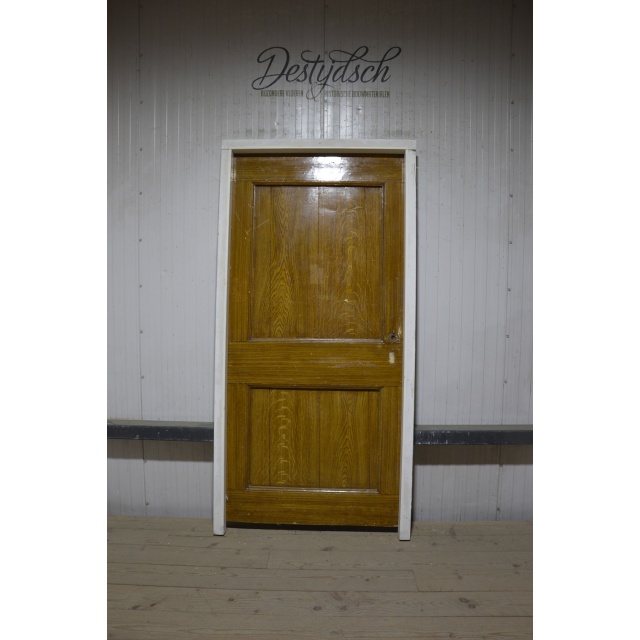 Oude staldeur met kozijn 