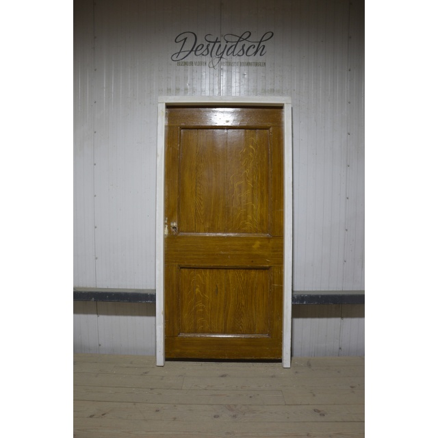 Oude staldeur met kozijn 